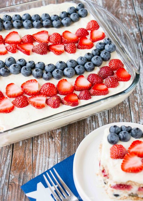 This icebox cake is cool and refreshing with it's layers of softened graham crackers, luscious cream filling and fresh berries. #iceboxcake #4thofJulydessert #redwhiteandblue Flag Cheesecake, Easy Flag Cake, Flag Cake Recipe, American Flag Cake, Ice Box Cake, Crazy For Crust, Fig Cake, Hashbrown Casserole, Flag Cake