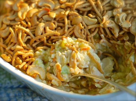 This extra creamy, delicious chow mein casserole is the perfect thing to make when you’re in a hurry and craving Chinese food! We serve ours with a little tossed green salad and egg rolls on the side! Tuna Chow Mein Casserole, Chow Mein Casserole, Chicken Phyllo, Kfc Biscuits, Comforting Casseroles, Hot Chicken Salads, Layered Taco, Creamy Chicken Casserole, Phyllo Cups