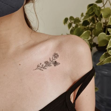 Fine Line Flower Tattoo Collarbone, Flower Tattoo Clavicle, Women’s Collarbone Tattoos, Wildflower Tattoo Collar Bone, Daisy Collarbone Tattoo, Daisy Tattoo Collar Bone, Flowers On Collar Bone Tattoo, Daisy Collar Bone Tattoo, Collarbone Floral Tattoo