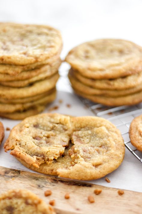 The Best Browned Butter Skor Toffee Cookies, this cookie is delightfully soft, chewy, crispy around the edges and very easy to make! Skor Cookies, Browning Butter, Chewy Toffee, Bake Sale Treats, Brown Butter Cookies, Skillet Chocolate Chip Cookie, Cinnamon Rolls Easy, Toffee Cookies, Homemade Almond Milk