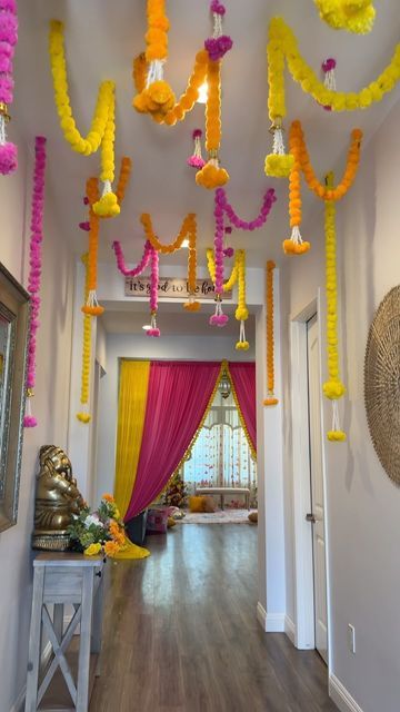 Pooja Home Decoration, Decoration For House Warming Indian, Simple Flower Decoration At Home, Grihpravesh Decoration, House Warming Decoration Ideas In Usa, Mehndi Setup Decor At Home, Gruhpravesh Decoration, Housewarming Decorations Indian Simple, Housewarming Decorations Indian In Usa