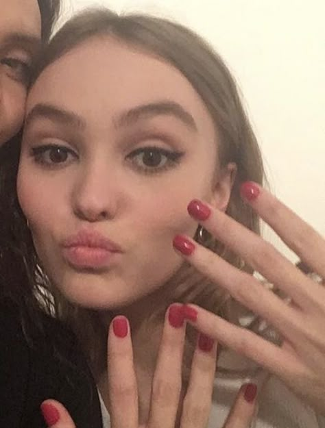 Lily Depp, Lilly Rose Depp, Woman Posing, Rose Nails, Lily Rose Depp, Lily Rose, It Girls, Nails Makeup, Red Nails