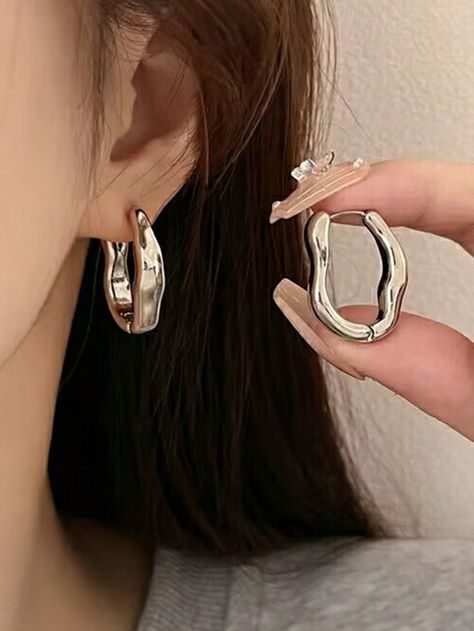 1pair Delicate Circle Earrings Suitable For Women's Daily WearI discovered amazing products on SHEIN.com, come check them out! Geometric Hoop Earrings, Korean Jewelry, Hoop Earrings Style, Chunky Hoop Earrings, Alloy Earrings, Punk Jewelry, Link Earrings, Metal Earrings, Geometric Earrings