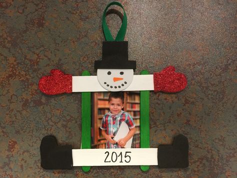 Snowman Picture Frame Craft, Christmas Ornaments With Popsicle Sticks, Christmas Picture Frame Craft, Diy Toddler Christmas Gifts For Parents, Diy Christmas Picture Frames, Xmas Photo Frames, Homemade Picture Frames, Craft Snowman, Snowman Photo