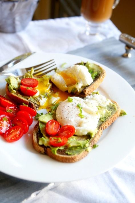 Poached eggs on avocado toast recipe for a yummy brunch Egg On Toast, Eggs On Toast, Poached Egg Recipe, Quick Food, Avocado Toast Recipe, Breakfast Toast, Poached Egg, Easy Entertaining, Dinner Appetizers