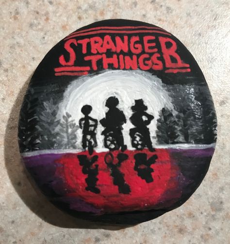 Stranger Things Painted rock Stranger Things Pumpkin, Record Painting Ideas, Stranger Things Gifts, Pottery Place, Record Painting, Halloween Pumpkins Painted, Halloween Crafts Decorations, Stranger Things Art, Rock Painting Patterns