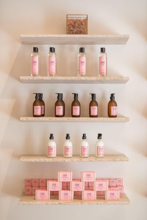 Beauty Product Display, Beauty Bar Ideas, Spa Interior Design, Esthetician Room, Store Design Boutique, Spa Interior, Design Salon, Beauty Salon Decor, Spa Decor