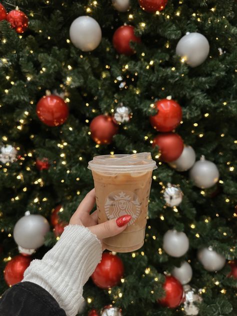 Starbucks Christmas Aesthetic, Christmas Aesthic, Christmas Drinks Aesthetic, Starbucks Christmas Drinks, Winter Aesthetic Pictures, Christmas Living Room Decorations, Winter Starbucks, Room Decorations Ideas, Christmas Latte