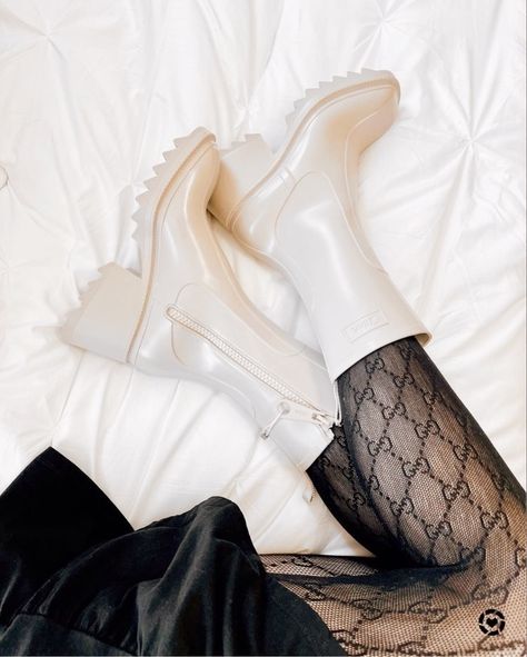 Gucci Tights Aesthetic, Black Gucci Tights, Chloe Boots Outfit, Chloe Betty Boots, Designer Outfit Ideas, Chloé Boots, Chloe Outfit, American Apparel Ad, Gucci Tights