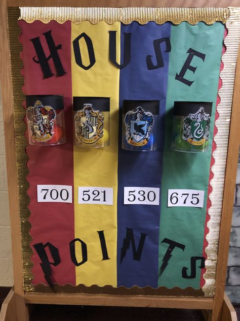 Hogwarts House Points display for Harry Potter Book Night #HPBN #harrypotterparty #HarryPotter #library Harry Potter Hallway Ideas, House Points Bulletin Board, Harry Potter Christmas Classroom, House Points Harry Potter, Harry Potter Classroom House Points, Harry Potter Science Classroom, Harry Potter Classroom Doors, Harry Potter School Theme, Hogwarts Classroom Decor