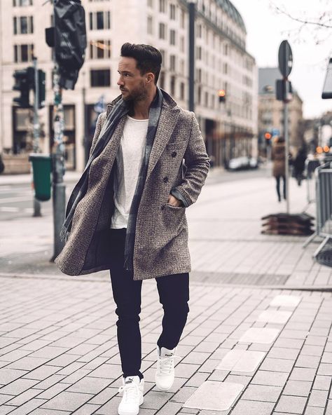 Casual day in Düsseldorf 😊❄️ Next week off to NYC 😊✈️ Have a good one guys! –––––––––– #düsseldorf •Anzeige Formal Winter Outfits, Menswear Outfits, Gentlemen Fashion, Nyc Winter, Look Festival, Tee Shorts, Vans Converse, Stylish Winter Outfits, Mens Fashion Blog