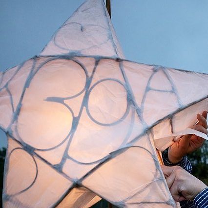 Katie Warner on Instagram: "Willow lanterns made last year with a group of talented friends, for a very special occasion 🌟 Here they are being installed by some of the lovely people who helped make them. Thanks for everything! It was such a perfect wedding gift and lots of fun crafting with you all ❤️ Each lantern is unique, with a different design on the front and back, illuminated by a single candle 🕯️ The tissue paper used to cover them is designed for lantern-making. Sealed with a mix o Paper Lantern Sculpture, Willow Lanterns, Diy Paper Lanterns, Lantern Parade, Lantern Making, Tissue Paper Lanterns, Makerspace Projects, Lantern Crafts, Fish Lanterns