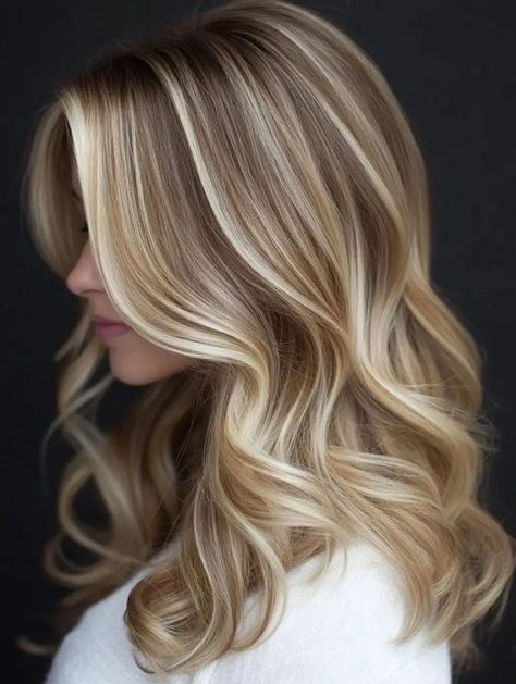 Non Dimensional Blonde, Dark Golden Blonde Hair With Highlights, Cool Tone Dirty Blonde Hair, Fall Dark Blonde Hair, Hair Ideas With Highlights, Dark Blonde Hair Ideas, Dark Blonde Hair Color Ideas, Dirty Blonde Hair Color Ideas, Dark Blonde Balayage