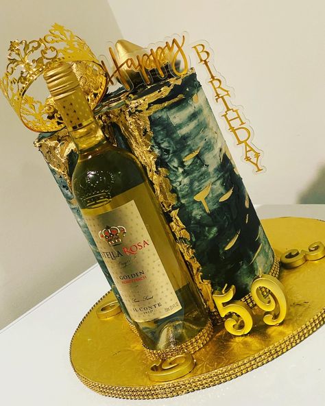 Bottle Cake Ideas, Alcohol Cakes, Wine Bottle Cake, Liquor Cake, Apple Cake Pops, Alcohol Cake, Tasty Cakes, 47th Birthday, Bottle Cake