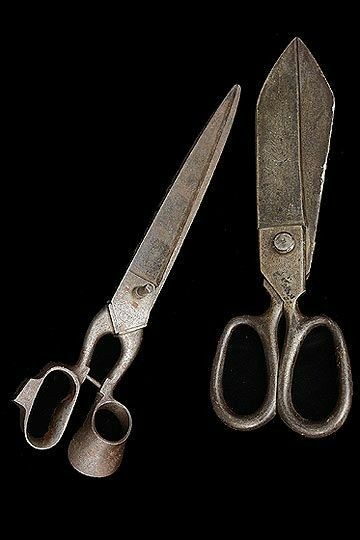 Scissor Sisters, Antique Accessories, Vintage Scissors, Tailor Scissors, Sewing Spaces, Vintage Sewing Notions, Sewing Machine Cover, Sewing Scissors, Vintage Sewing Machines