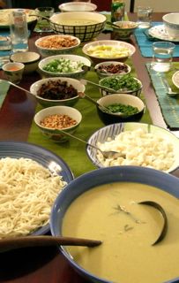 Khao Suey Recipe, Khow Suey Recipe, Khao Suey, Vegetarian Recepies, Burmese Food, Food Indian, Foreign Food, Veg Dishes, Asian Soup