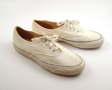 Takkies! We all wore these for PT in 1950s/60s Kenya. Retro Fashion Mens, White Canvas Sneakers, White Canvas Shoes, Keds Champion, Vintage Sneakers, Deck Shoes, Summer Sneakers, Canvas Sneakers, White Canvas