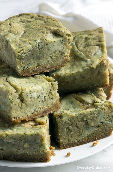 Our matcha green tea cheesecake blondies are rich, dense and loaded with antioxidants. Cheesecake Blondies, Blondies Dessert, Tea Cheesecake, Green Tea Cheesecake, Matcha Green Tea Smoothie, Blondie Dessert, Green Tea Recipes, Matcha Recipe, Blondies Recipe