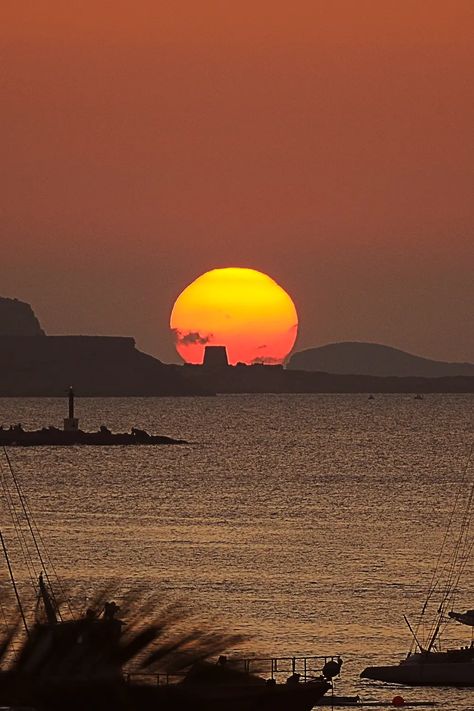 Sunset Boat Trip in Ibiza: The Ultimate Experience - Repeat Ibiza Sunset Restaurant, Ibiza Sunset, Sunrise Yoga, Sun View, Ibiza Beach, Wheelchair Friendly, Ibiza Outfits, Float Your Boat, Beach Cruise