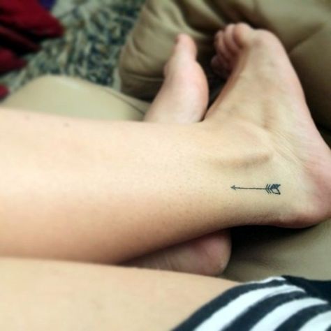 40 Cute and Tiny Ankle Tattoo Designs For 2016 - Bored Art Crossed Arrow Tattoos, Mens Arrow Tattoo, Arrow Tattoos For Women, Small Arrow Tattoos, Arrow Tattoo Design, Ankle Tattoo Designs, Cute Little Tattoos, Arrow Tattoo, Different Tattoos