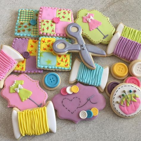 Getting in my sewing groove with these cookies! Sewing Machine Cake, Cookie Craft, Meringue Cookies, Sugar Cookie Designs, Flower Cookies, Cookie Frosting, Pretty Cookies, Fancy Cookies, Cookie Inspiration