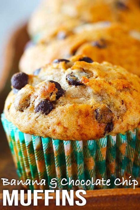 Soft, fluffy and moist banana and chocolate chip muffins. You will absolutely love these beauties. They're easy to make and taste even better the next day. #muffin #bananamuffin #chocchips #easyrecipe #elmundoeats Chocolate Chip Muffins Easy, Muffins Blueberry, Chocolate Chip Muffin Recipe, Recipe Banana, Kid Recipes, Delish Desserts, Chocolate Banana Muffins, Simple Muffin Recipe, Banana Chocolate Chip Muffins