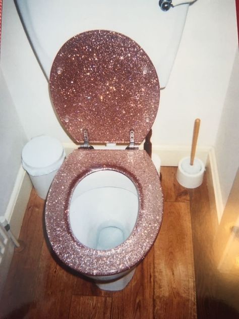 sparkle glitter toilet seat bathroom interior decoration diy room decor design film photo Mermaid Core Bathroom, Meli Core, Grunge Bathroom, Glitter Toilet Seat, Y2k Bathroom, Bathroon Ideas, Wallpaper Toilet, Room Decor Design, Cool Toilets