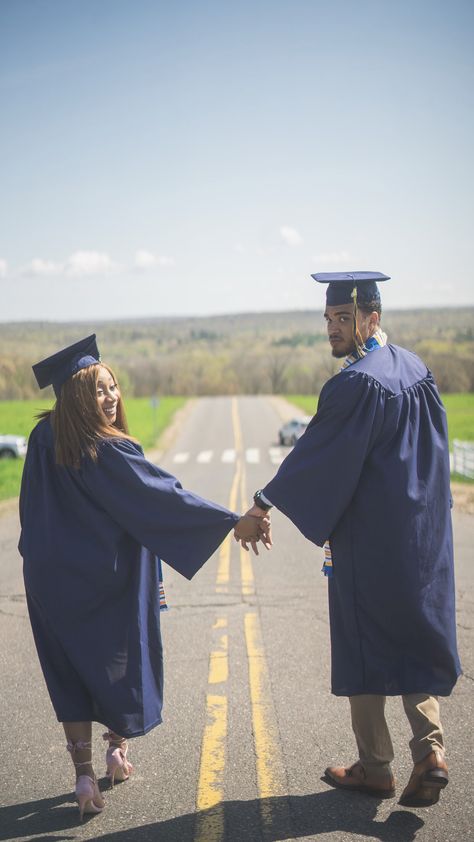 Black love college graduation Black Couple Graduation Pictures, Family Graduation Pictures, Couple Graduation Pictures, Couple Graduation, Young Black Couples, Graduation Goals, Graduation Cap Decoration Diy, Girl Graduation, Inspiration Pics