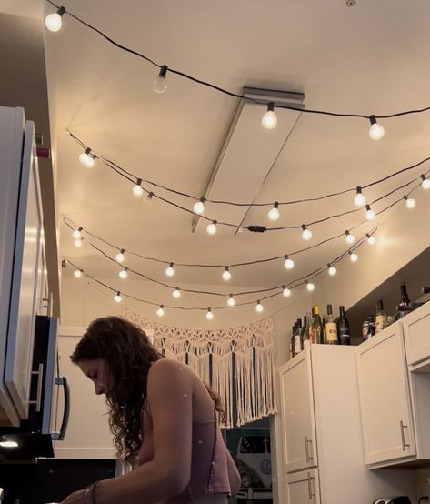 Uptown Girls Apartment, Best Friends Apartment Aesthetic, Best Friend Apartment Aesthetic, Grown Up Apartment, Friend Apartment Ideas, Apartment With Best Friend Aesthetic, Vsco Apartment, Cute College House, College House Ideas Living Room