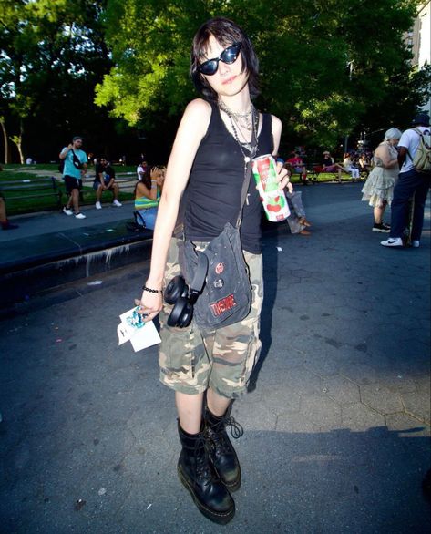 90s Grunge Festival Outfit, 2010s Alternative Fashion, Sick New World Outfit, Punk Outfits Summer, Shoegaze Fashion, Dirtbag Outfits, Summer Punk Outfits, Punk Summer Outfits, Indie Punk