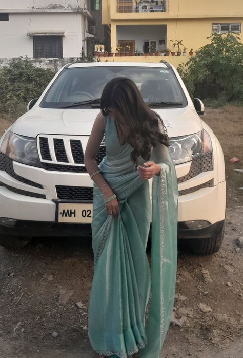 Saree Anarkali Dress, Snapchat Mirror Selfie, Hide Face Selfie, Girl Hide Face, Aesthetic Saree, Saree Aesthetic, Saree Wearing Styles, Simple Saree Designs, Trendy Outfits Indian