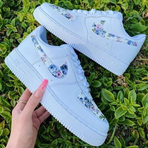 Nike Flower Shoes, Floral Nike Shoes, Nike Rosa, Flowers Anime, Custom Shoes Diy, Nike Shoes Air Force, Air Force 1s, Dr Shoes, White Nike Shoes