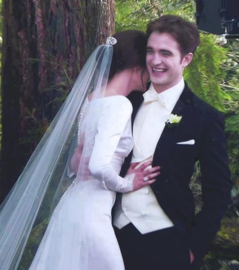 Twi❤ Bella Y Edward, Twilight Wedding, Robert Pattinson Twilight, Twilight Saga Series, Beau Film, Twilight Cast, Twilight Breaking Dawn, Twilight Edward, Twilight Photos