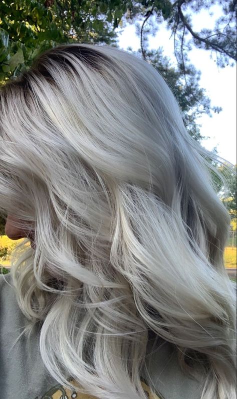 Blond With Shadow Root Platinum, Platinum Blonde Hair Grown Out Roots, White Hair Brown Roots, Platinum Hair Shadow Root, White Hair Shadow Root, White Hair With Shadow Root, Platinum With Shadow Root, Platinum Hair With Shadow Root, White Hair Dark Roots