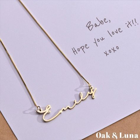 Signatures Handwriting, Gold N, Gift Kit, Classic Jewelry, Christmas Gifts For Women, Name Plate, Name Necklace, Signature Style, Arrow Necklace