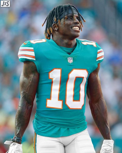 Nfl Pfp, Miami Dolphins Wallpaper, Miami Dolphins Players, Nfl Dolphins, Trucks Lifted, Tua Tagovailoa, College Football Players, Atlanta Falcons Football, Tyreek Hill