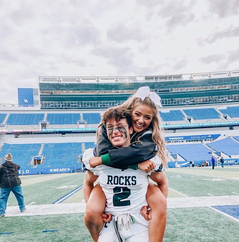 Football Couple Pictures, Football Cheerleader Couple, Football Relationship Goals, Cheer Couples, Cute Couples Football, Football Relationship, Teen Couple, Billy B, Football Couples