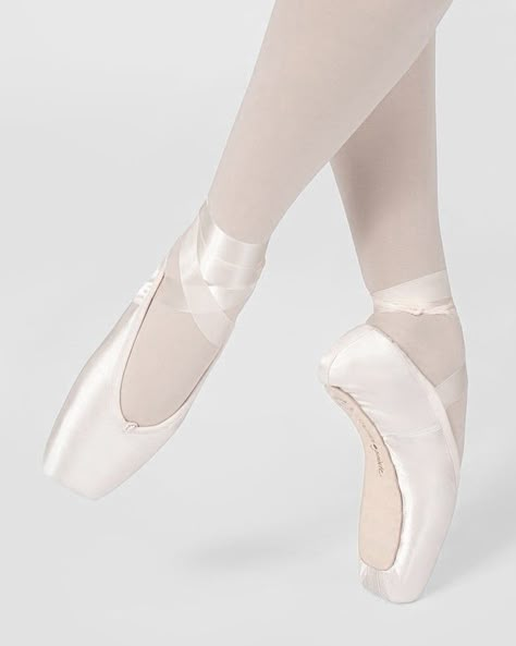 White Ballet Pointe Shoes, Ballet Shoes White, White Pointe Shoes, White Ballet Slippers, Ballerina Book, White Ballet Shoes, Beginner Ballet, Ballet Outfits, Shoes Png