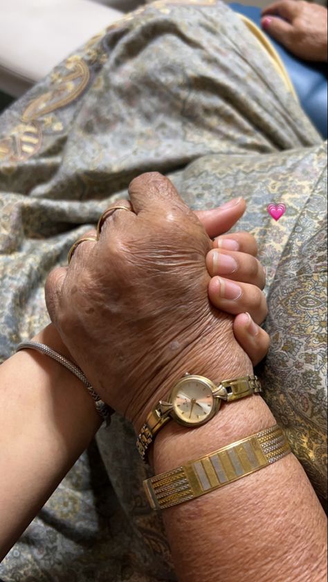 Friend Snap, Gratitude Photo, Family Snap, Grandma Love, Grandma Quotes, Best Friend Thoughts, Bff Hands Aesthetic, Indian Family, Snap Streak Ideas Easy