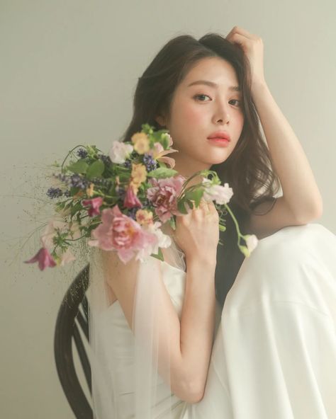 Bouquet Poses, Birthday Concept, Korean Photoshoot, Red Velvet Photoshoot, Korean Photo, Flower Photoshoot, Dreamy Photography, Photography Poses Women, Floral Theme