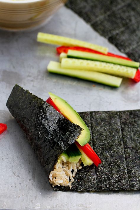 Vegetable Hand Roll (Temaki) with Avocado Wasabi Yogurt…This vegetarian appetizer or light lunch is full of healthy fats and is a breeze to put together! 120 calories and 3 Weight Watchers SmartPoints Nori Recipe, Nori Wraps, Paleo Tuna Salad, Paleo Tuna, Tuna And Avocado, Low Carb Sushi, Sushi Wrap, Nori Wrap, Make Your Own Sushi