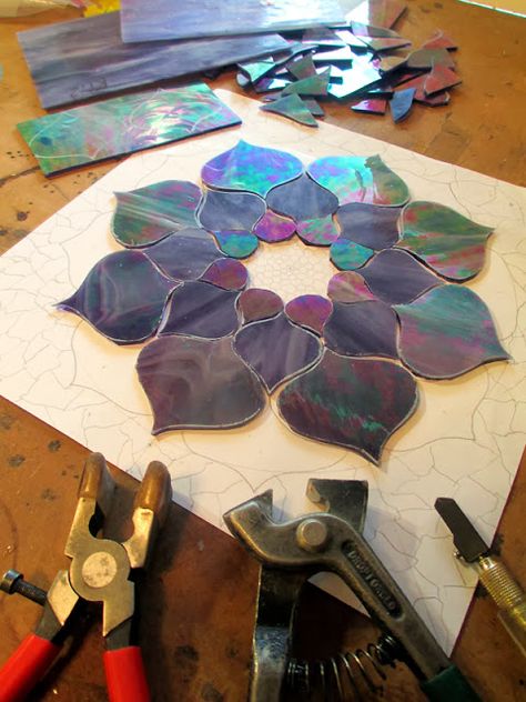 Stained Glass Mosaic Art, L'art Du Vitrail, زجاج ملون, Mosaic Stained, Glass Diy, Glass Mosaic Art, Art Process, Stained Glass Diy, Stained Glass Crafts