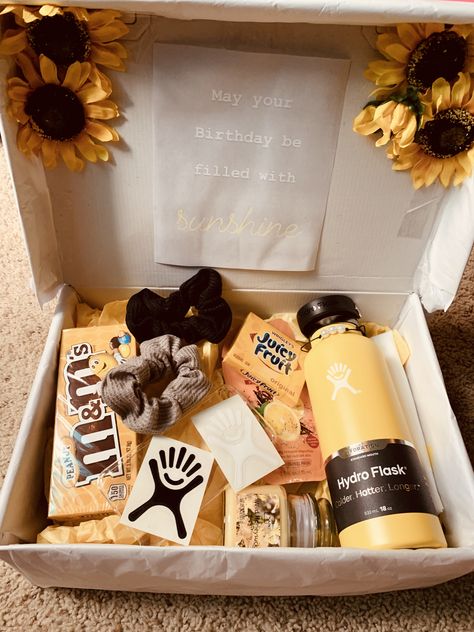 DIY yellow sunshine box birthday gift Diy Aesthetic Gifts, Aesthetic Gifts For Best Friend, Quick Birthday Gifts, Sunshine Box, Aesthetic Gifts, Săpunuri Handmade, Gifts For Best Friend, Birthday Presents For Friends, Diy Best Friend Gifts