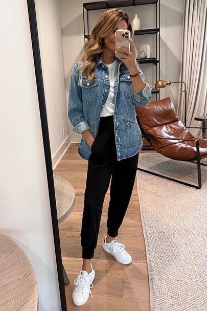 Black Joggers Outfit, Looks Camisa Jeans, Jogger Pants Outfit, Jean Jacket Outfits, Teaching Outfits, Denim Jacket Outfit, Camisa Jeans, Spring Outfit Ideas, Joggers Outfit