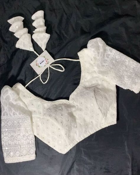 White Cotton Saree Blouse Designs, Designer White Blouse, White Blouse Back Designs, White Colour Blouse Designs Latest, Trending Blouse Patterns, White Blouse Back Neck Designs, White Blouse Designs For Saree Silk, Off White Blouse Designs For Saree, White Blouse Ideas