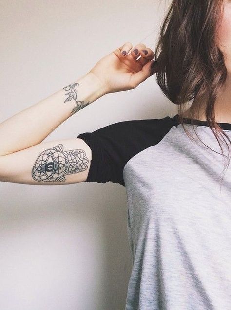 Tatuajes femeninos en bíceps interior Hamsa Tattoo Meaning, Tattoo Brazo Mujer, Inner Arm Tattoos, Thigh Tattoo Designs, Grunge Tattoo, Inner Arm Tattoo, Girl Arm Tattoos, Hamsa Tattoo, Tattoo People