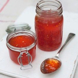 Homemade Chilli Jelly Chilli Jelly Recipe, Homemade Chilli, Hot Pepper Jelly, Chilli Jam, Homemade Jelly, Diy Food Gifts, Jelly Recipe, Christmas Food Gifts, Pepper Jelly