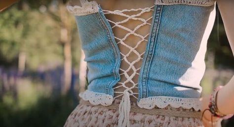 This DIY tutorial shows you how to upcycle jeans into a cute bohemian top with a lace-up, corset-style back. Upcycle Jeans Diy, Diy Denim Top, Corset Diy, Corset Tutorial, Corset And Jeans, Jeans Tutorial, Bohemian Top, Top Diy, Diy Tops