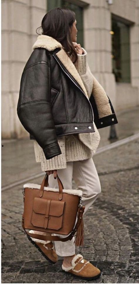 Cropped Shearling Jacket Outfit, Shearling Coat Outfit, Shearling Jacket Outfit, Shearling Coat Womens, Winter Coat Trends, Fall Jackets Outfit, Street Style 2022, Swiss Ski, Winter Jacket Outfits