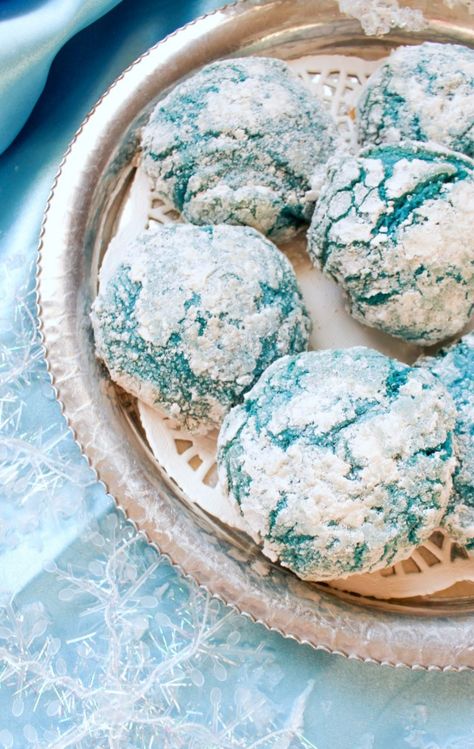 If you need recipes for the best cookie ideas, look no further. Whether you’re baking Christmas cookies for a cookie exchange or just trying to get the kids in the kitchen, these Blue Crinkle Cookies are perfect! They are delicious, easy, and unique- and they look like Queen Elsa herself decorated them! Blue Crinkle Cookies, Cookies Crinkle, Handprint Cards, Strawberry Sandwich, Colorful Recipes, Christmas Handprint, Holiday Baking Christmas, Crinkle Cookies Recipe, Turtle Cookies